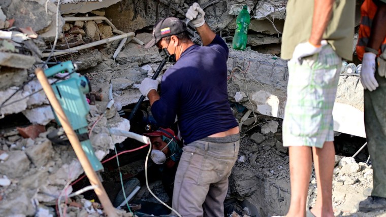 Venezolanos no paran de buscar a sus familiares entre los escombros en La Guaira