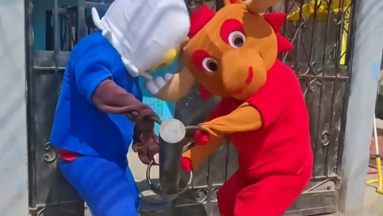 Policías disfrazados de mascotas del Mundial capturan a presunto narcotraficante en Perú