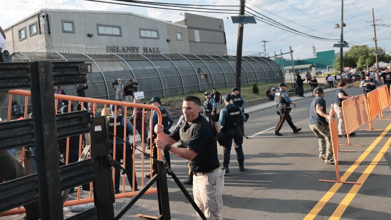 La gobernadora de Nueva Jersey anuncia una zona de protestas pacíficas en el centro de Delaney Hall