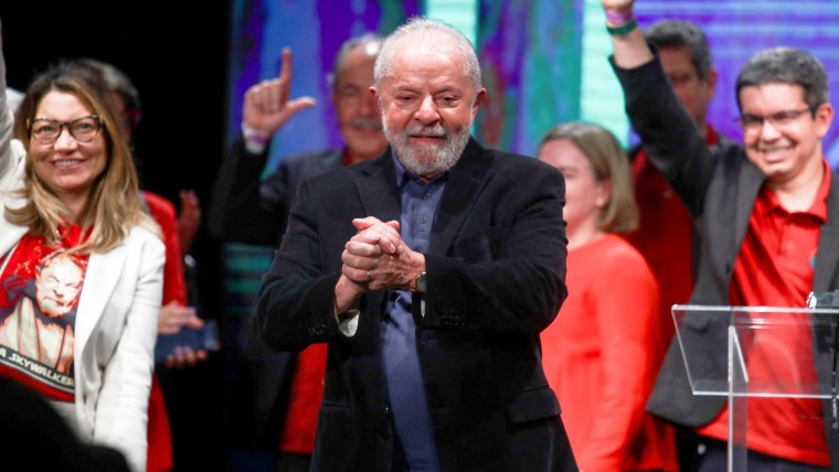 Lula aventaja a Bolsonaro en las elecciones en Brasil, pero el ajustado ...
