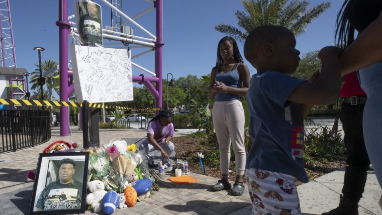 Un adolescente de 14 años muere tras caer de una atracción en Orlando ...