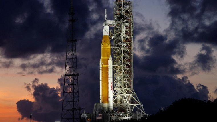 Solo faltan pocas horas para el regreso de la NASA a la Luna | Telemundo