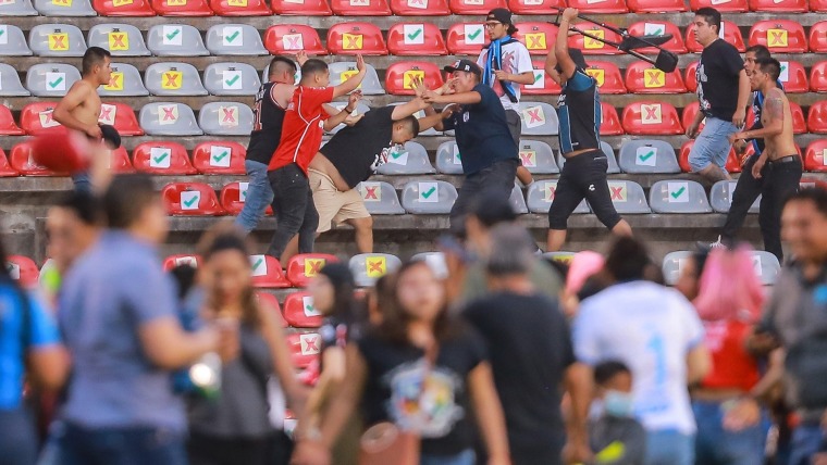 Al menos 22 heridos, algunos graves, por una brutal pelea entre hinchas ...