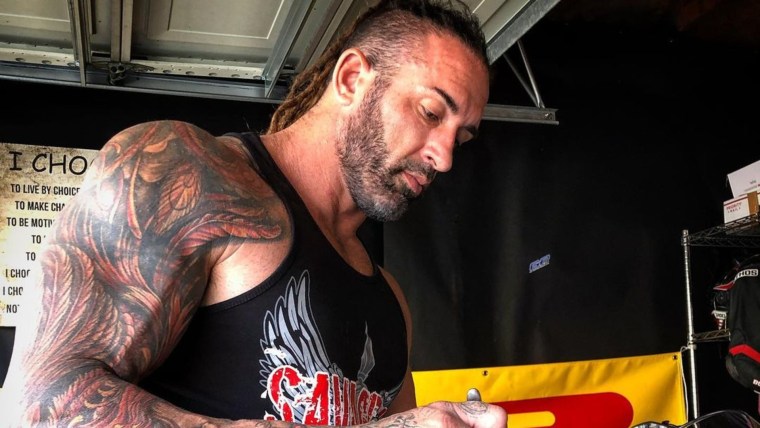 Tyler Reks Toy El exluchador de la WWE Tyler Reks se presenta como mujer transgénero