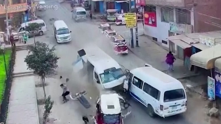 Impresionante choque de dos camionetas y un auto en Perú deja 21 ...