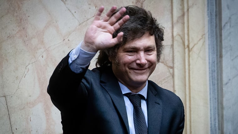 El ultraderechista Javier Milei asume la presidencia de Argentina y ...