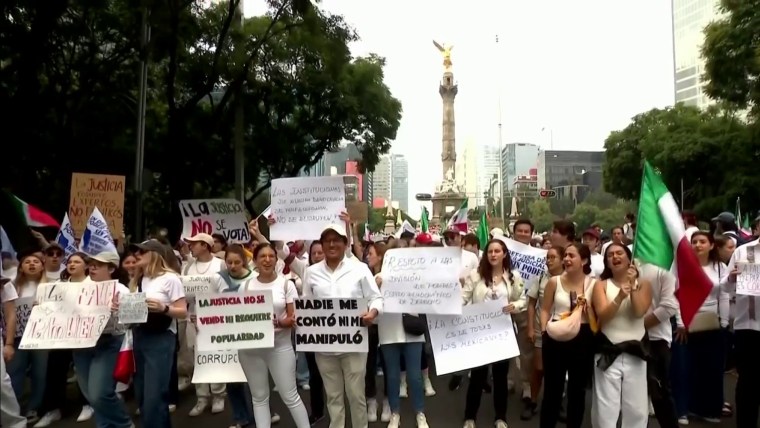 Miles de estudiantes de derecho y otros mexicanos marchan contra la ...