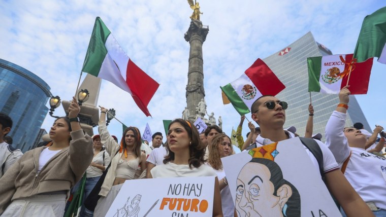 Estudiantes y profesores de derecho marchan en México contra la reforma ...