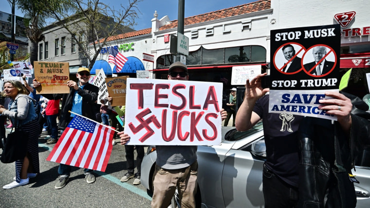 Convocan a una jornada de protestas contra Elon Musk y Tesla | Telemundo