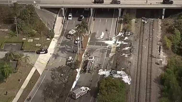 Una avioneta se estrella en una calle de Florida y un auto se incendia ...