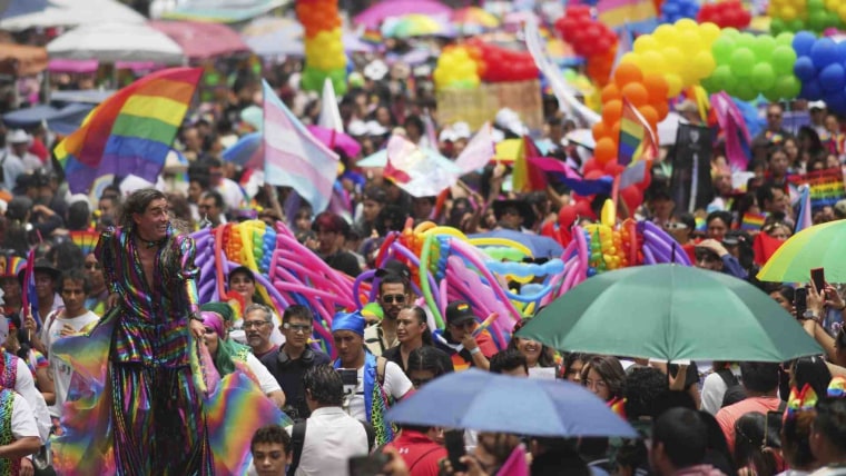 La marcha por el orgullo LGBTQ+ convoca a miles de activistas y jóvenes ...