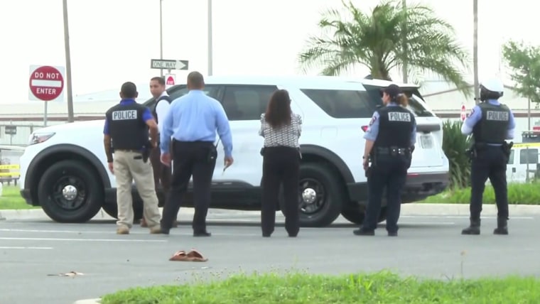 Abaten a un hombre que abrió fuego con un rifle de asalto en un centro ...