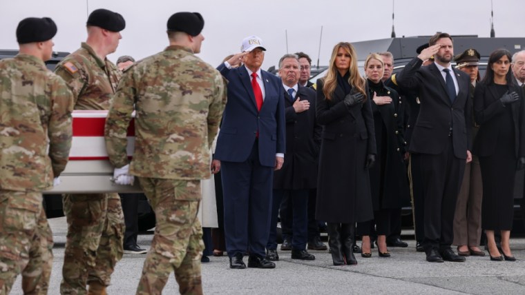 Trump honra a los seis militares fallecidos en Medio Oriente y asegura que golpeará con más fuerza