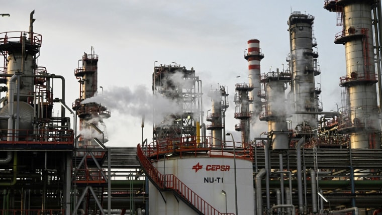 La guerra con Irán dispara el precio del petróleo por encima de $100 por primera vez en casi 4 años