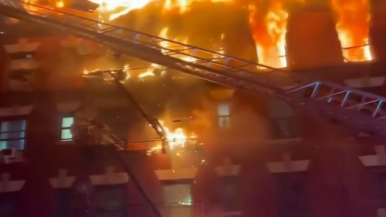 Reportan al menos un muerto y cuatro bomberos heridos por un incendio ...