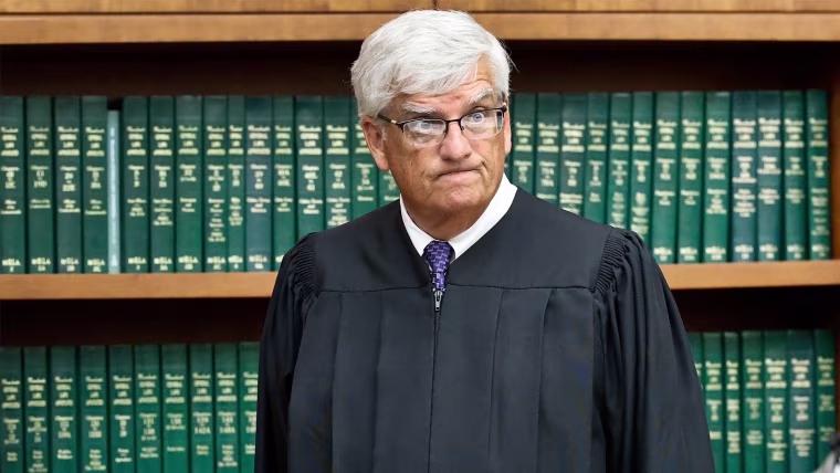 Ο Judge στέλνει τους ενόρκους του Clancy πίσω για να συζητήσουν μετά από εξέταση των οδηγιών «εύλογης αμφιβολίας». Ο Judge στέλνει τους ενόρκους του Clancy πίσω για να συζητήσουν μετά από εξέταση των οδηγιών «εύλογης αμφιβολίας».