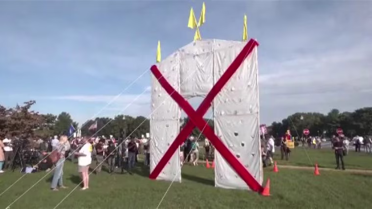 L’arco proposto da Trump vicino al cimitero di Arlington scatena le proteste