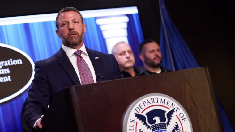 DHS Sez. Mullin: “Non mi dispiace” per la continua applicazione delle norme dopo la sparatoria all’ICE a New York