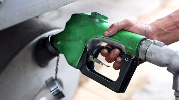 L’inflazione salta tra i prezzi del carburante: come influisce sugli americani