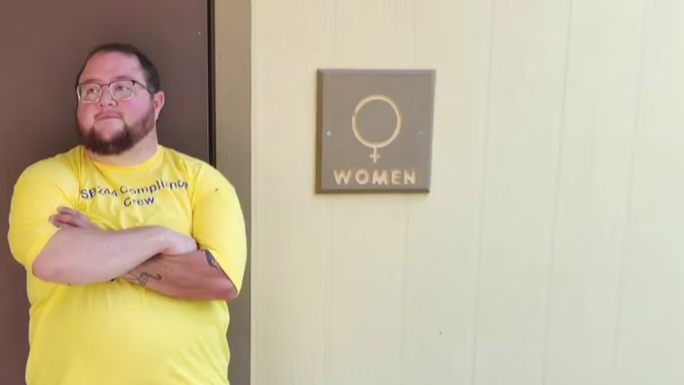 Gli uomini del Kansas stanno protestando contro la legge statale sui bagni rispettandola