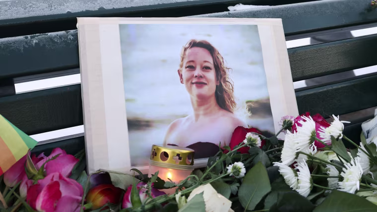 A portrait of Rene Nicole Good at a makeshift memorial in front of the U.S. Embassy in Berlin.