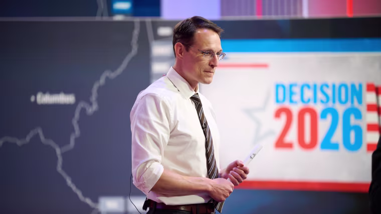 Steve Kornacki stans on set, a screen behind him reads "Decision 2026"