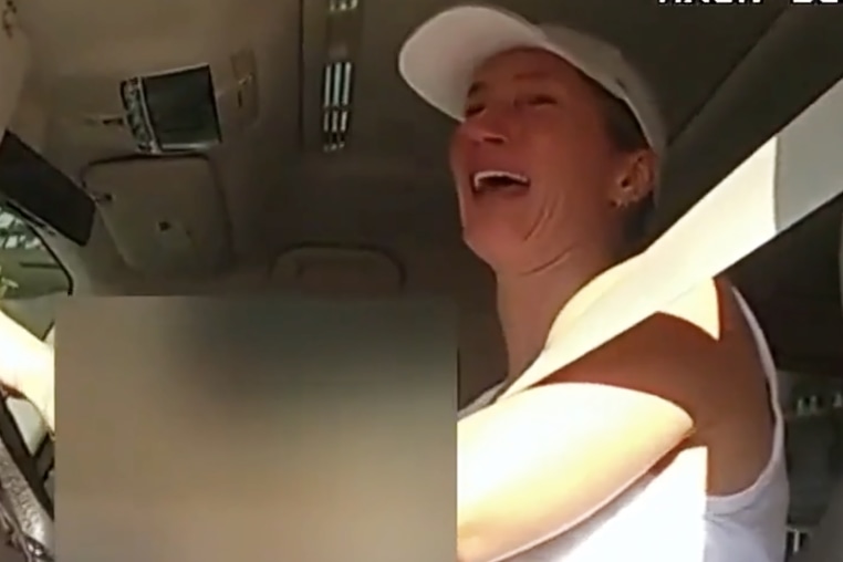 Gisele Bündchen broke down in tears while telling a Florida police officer that she was trying to escape the paparazzi when she was pulled over.
