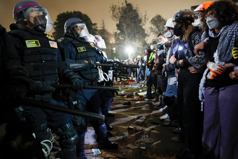 Police face-off with pro-Palestinian students 