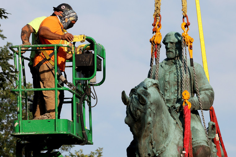 Worker hoist the statue 
