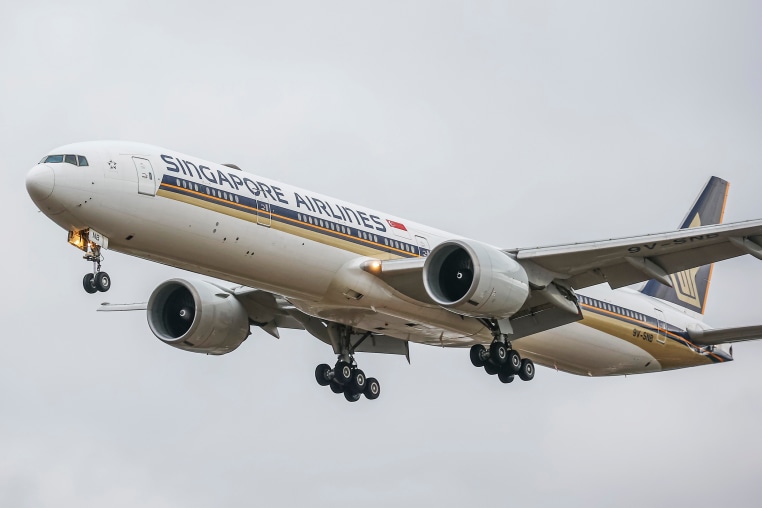 Singapore Airlines Boeing 777 Landing  At London Heathrow Airport