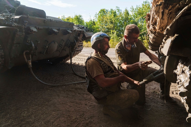 Ukrainian servicemen disconnect cables from a tank after returning from Russia near the Russian-Ukraine, August 15, 2024. 