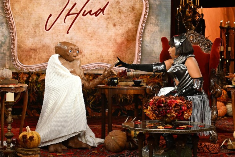 Janelle Monáe shocks Jennifer Hudson with E.T. Halloween costume.