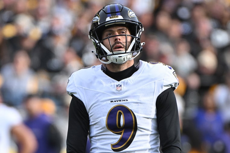 Ravens place kicker Justin Tucker reacts to a missed field goal against the Pittsburgh Steelers on Nov. 17, 2024.