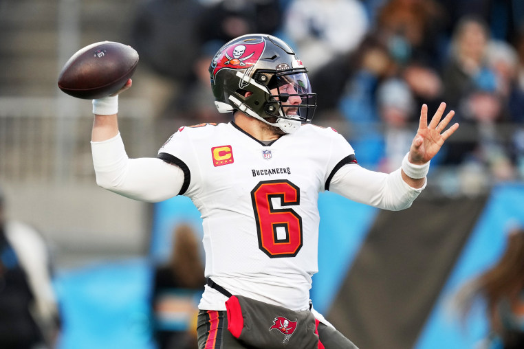 Baker Mayfield throws a pass 