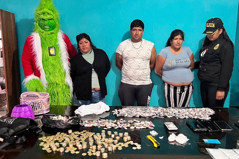 A Peruvian police squad, with an agent dressed as the popular Christmas character The Grinch, captured a gang dedicated to micro-drug trafficking in an operation carried out over the weekend south of Lima.