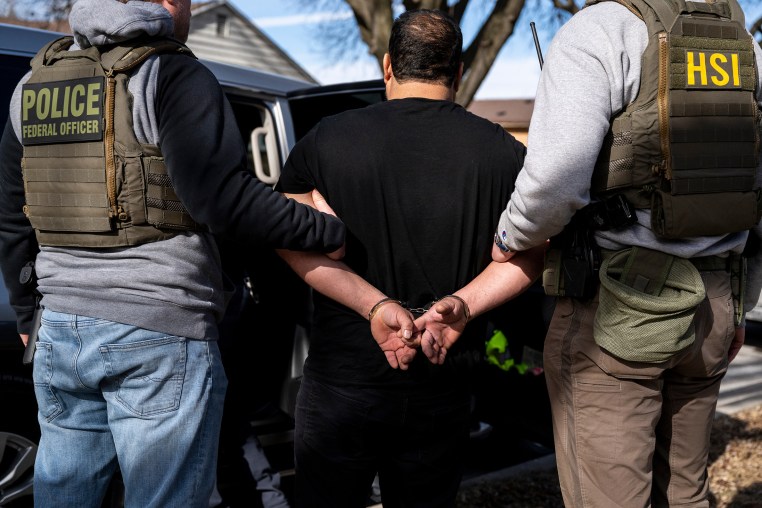 ICE Agents Carry Out Raid On Undocumented Immigrants In Chicago