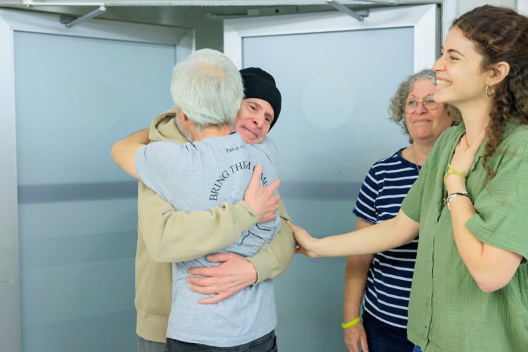 Keith Siegel accompanied by his wife Aviva on a first and exciting meeting with his daughters: Ilan, Gal and Shir; and his brother Lee, at Ichilov Hospital.