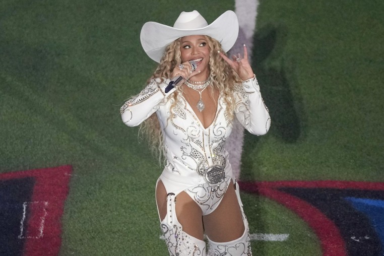 Image: Beyoncé performs during halftime of the Christmas Day game between the Baltimore Ravens and Houston Texans.