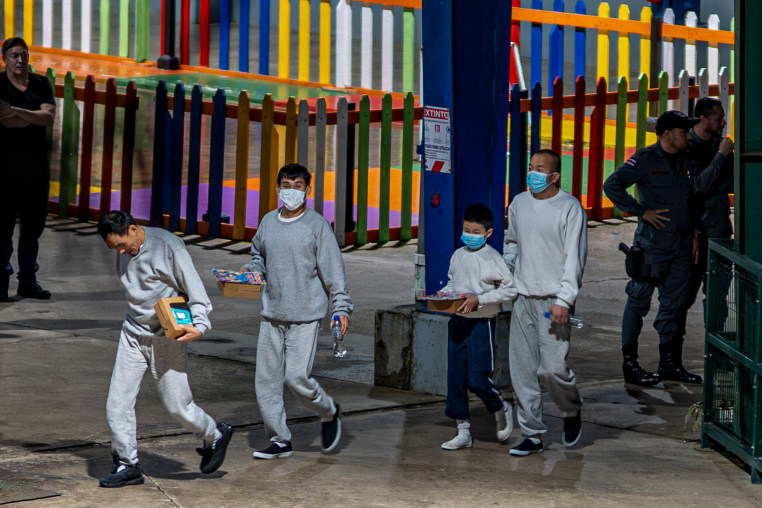 Image: Migrants deported from the United States enter Catem shelter in Corredores, Puntarenas province, Costa Rica