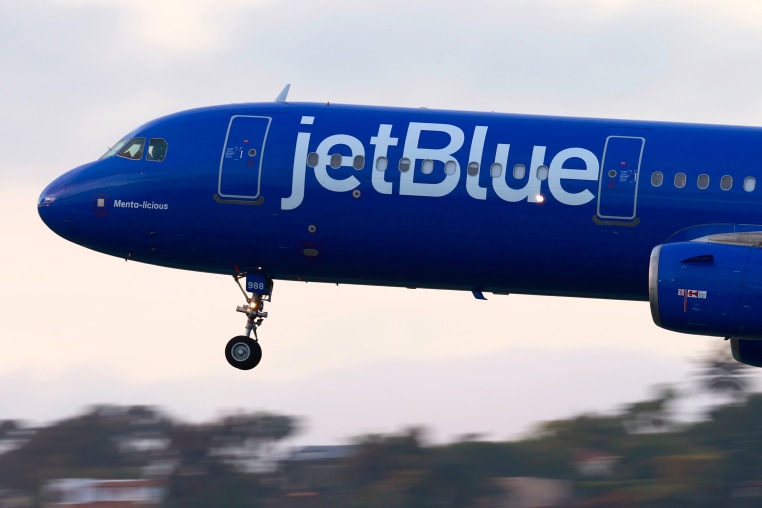 A JetBlue Airways Airbus A321 airplane approaches San Diego International Airport 