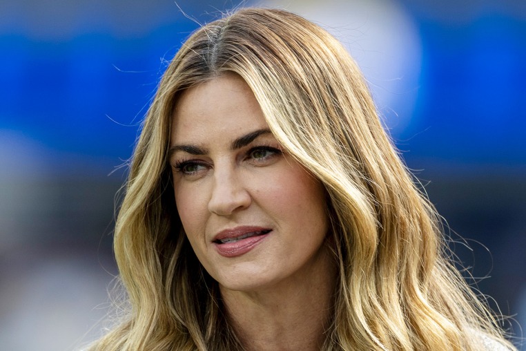 Fox sportscaster Erin Andrews on the field during pregame warmups