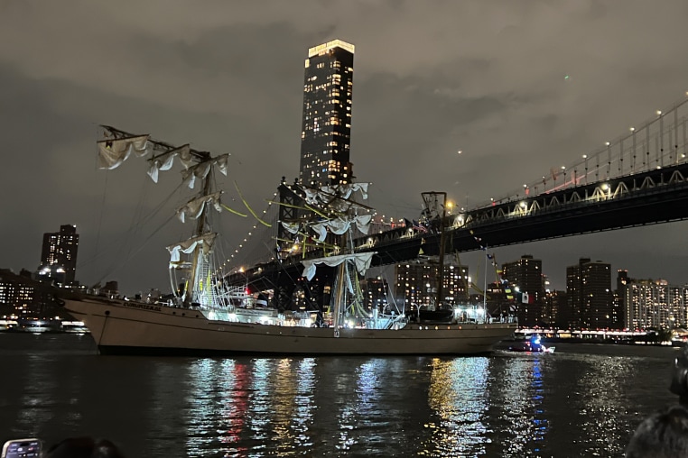 A boat had its masts broken after striking the Brooklyn Bridge in New York City on Saturday.
