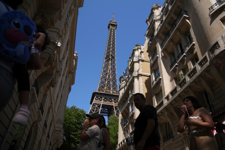 France Extreme Weather Heat eiffel tower tourists