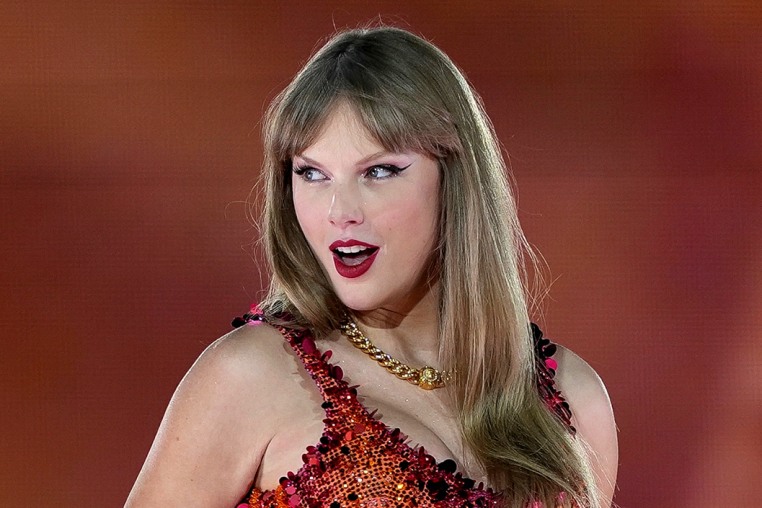 Taylor Swift performing.
