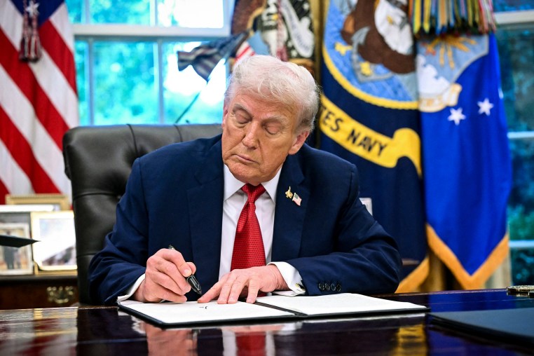 Image: President Donald Trump signs an executive order about Tiktok