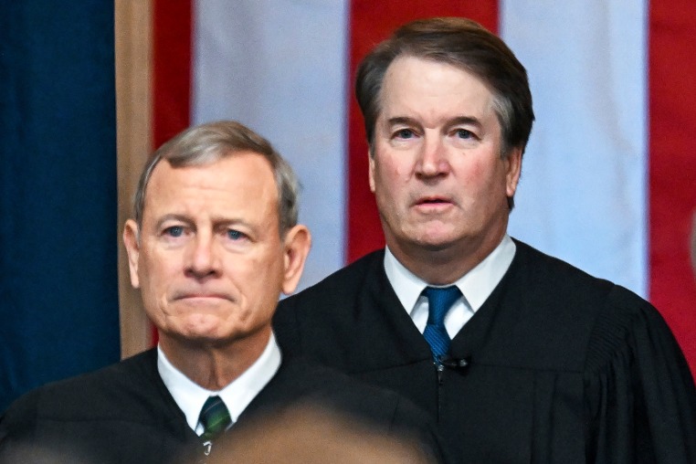 Supreme Court Chief Justice John Roberts and Justice Brett Kavanaugh.