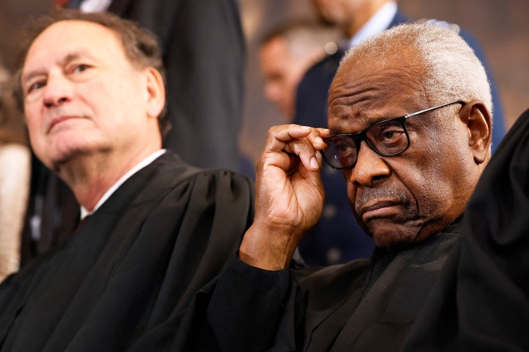 US Supreme Court Associate Justices Samuel Alito (L) and Clarence Thomas.