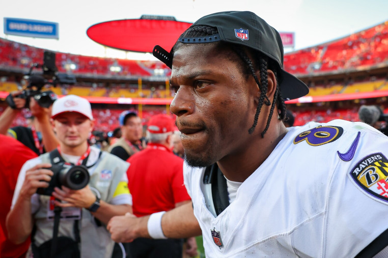KANSAS CITY, MISSOURI - SEPTEMBER 28: Lamar Jackson #8 of the Baltimore Ravens greets players following the 37-20 loss to the Kansas City Chiefs following the NFL 2025 game between Baltimore Ravens and Kansas City Chiefs at Arrowhead Stadium on September 28, 2025 in Kansas City, United States. (Photo by David Eulitt/Getty Images)