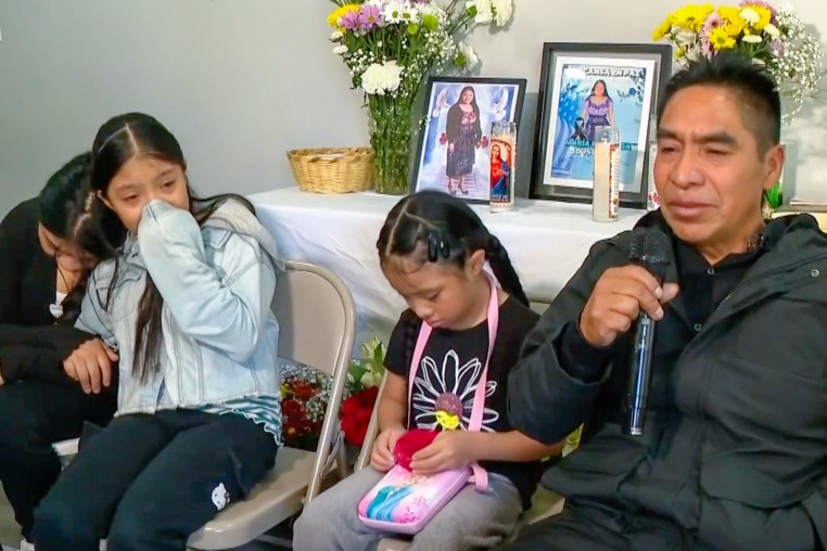 Mauricio Velásquez and daughters. 