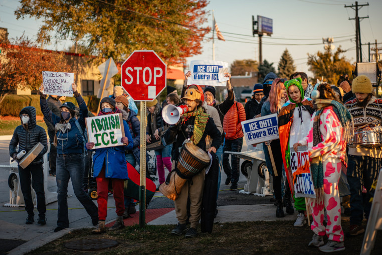 Image: Protests Continue  Outside Chicago-Area ICE Facility